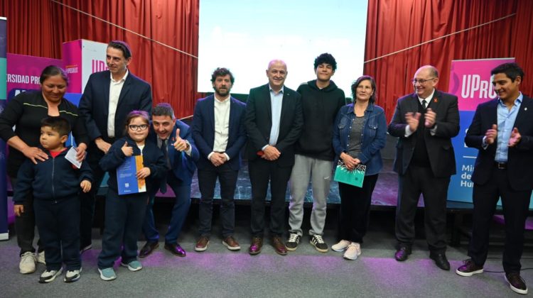 El Gobierno entregó lentes de ‘Ver para Ser Libres’ y tarjetas del ‘Impulso Familiar’ 