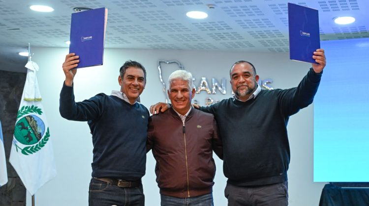 Poggi firmó el llamado a licitación para construir 750 viviendas en San Luis y Villa Mercedes