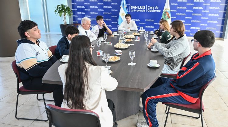 El Gobernador desayunó con alumnos que obtuvieron los primeros promedios en sus colegios