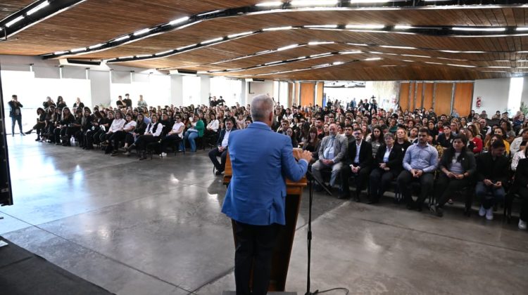 Más de 230 docentes y directivos escolares se recibieron de la Diplomatura en IA