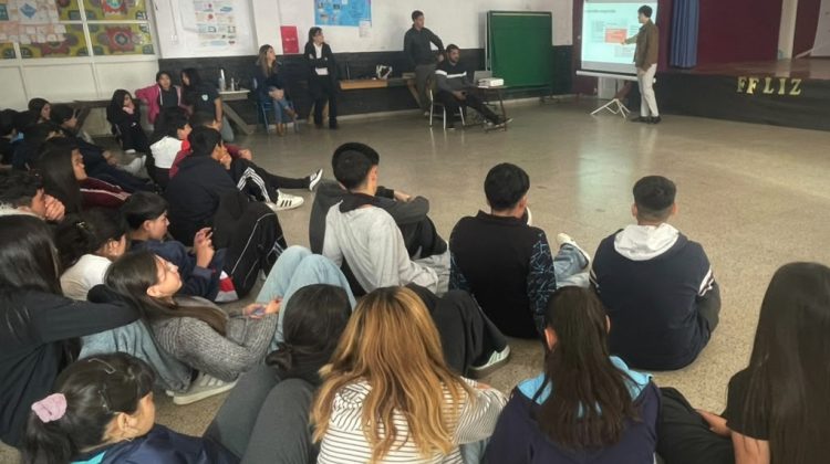 En Nogolí realizaron un conversatorio sobre derechos y uso responsable de las redes sociales