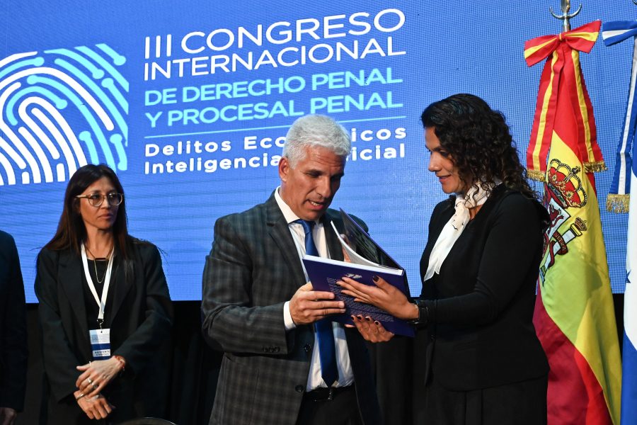 El Gobernador Claudio Poggi, realizó la entrega del libro ‘Malvinas, El Legado’ a Sara Barreto Guzmán, en representación de los disertantes que participan del III Congreso Internacional de Derecho Penal y Procesal Penal.