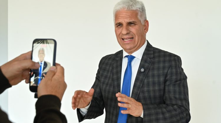 Poggi le agradeció la invitación al gobernador Pullaro y saludó al ‘Puly’ Villegas