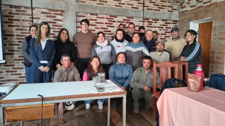 Juan Llerena recibió una capacitación sobre uso responsable de la energía y el agua