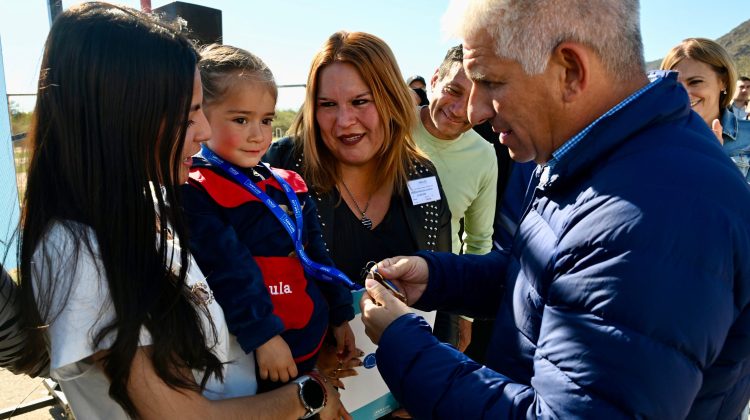 El Gobernador le cumplió el sueño de la casa propia a cuatro familias más
