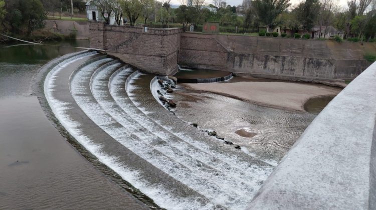 Tomaron muestras de agua cruda del río Quinto