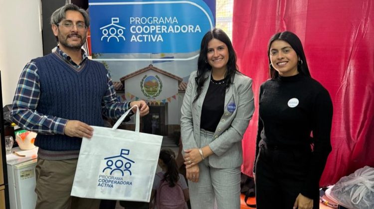 ‘Cooperadora Activa’: visita a escuelas de la capital para presentar el programa y entregar kits
