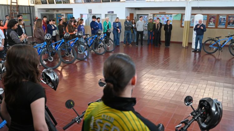 Alumnos del ‘San Agustín’ salieron a pedalear: Poggi entregó 30 bicicletas