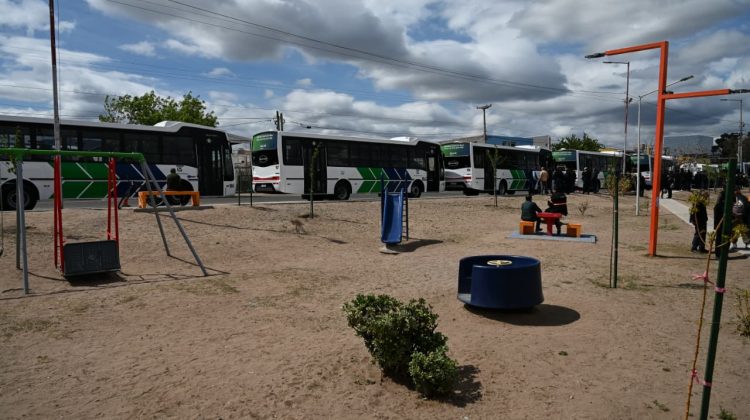 La ciudad de San Luis presentó seis colectivos nuevos para reforzar el transporte público urbano