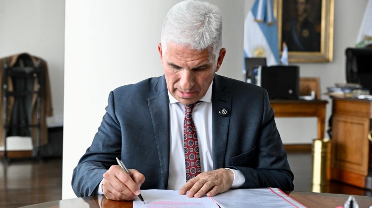 Poggi firmó el decreto que reglamenta el Régimen de Consorcios Camineros