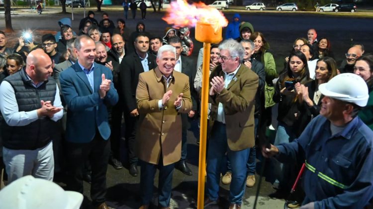 La lluvia no apagó la celebración: Poggi inauguró la red de gas natural del barrio 900 Viviendas
