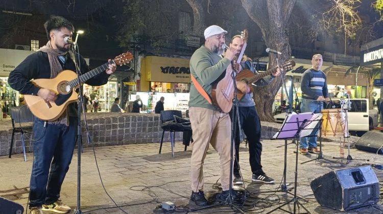 Los talleres de la Casa de las Culturas brillaron en el Paseo del Padre