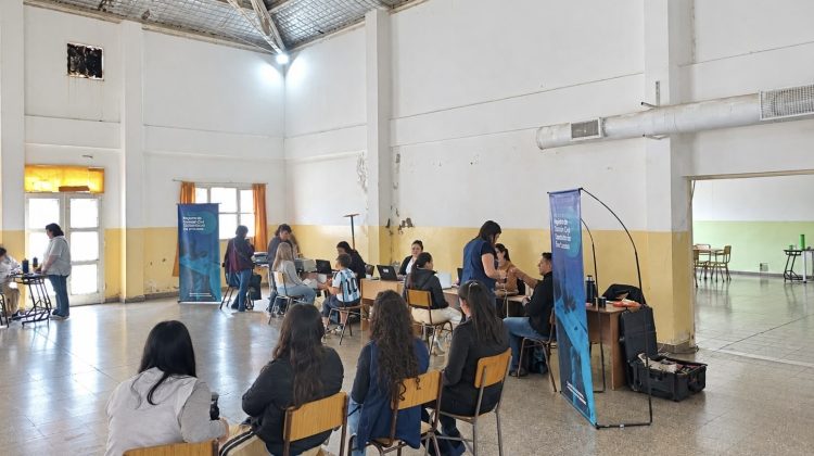 El Registro Civil acercó sus servicios al Centro Educativo ‘Puertas de Cuyo’