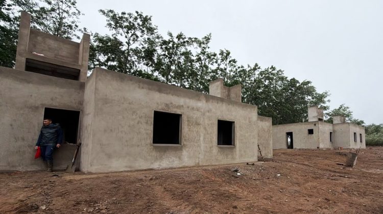 Pisos, puertas y terminaciones marcan nuevas etapas en viviendas de El Trapiche y Estancia Grande