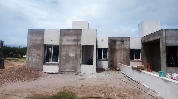 Con distintos frentes de obra, progresan las viviendas de El Morro, Juan Llerena y La Punilla