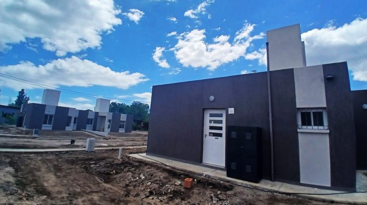 Viviendas: en Villa del Carmen hacen los últimos ajustes y en Papagayos progresan las terminaciones