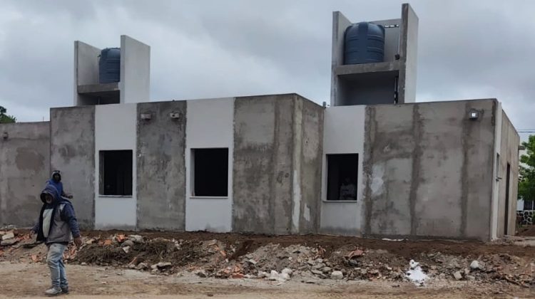 Las viviendas avanzan con trabajos de albañilería e instalaciones en Las Chacras y Paso Grande
