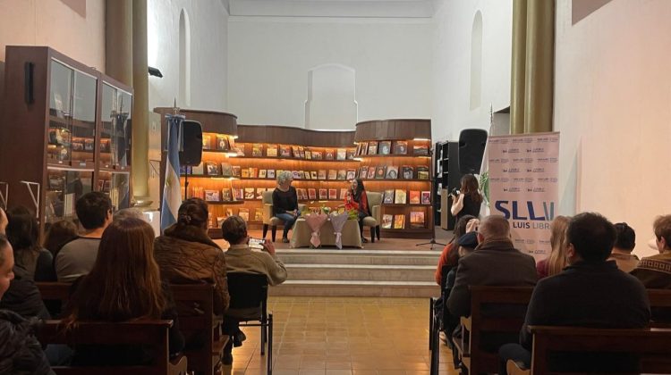 Raquel Barrionuevo presentó ‘¡Mancha! Relatos fenixados’, un libro entre la memoria y lo fantástico