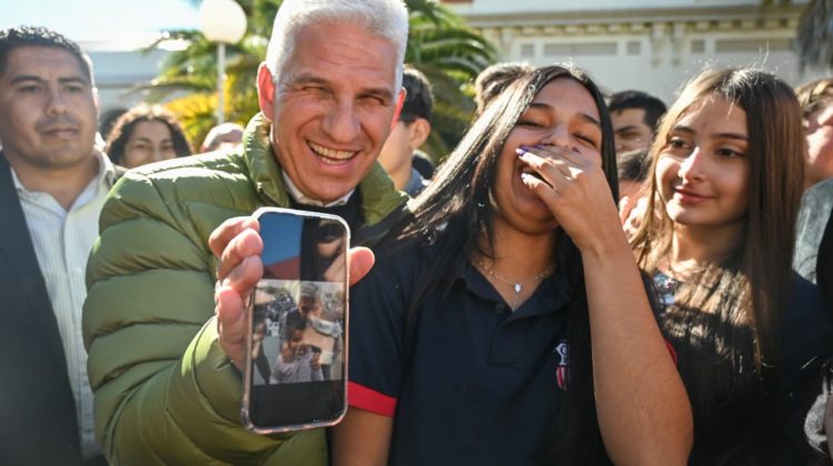En fotos, toda la alegría y el color de la visita de Poggi a la Escuela N°2 ‘Juan E. Pedernera’