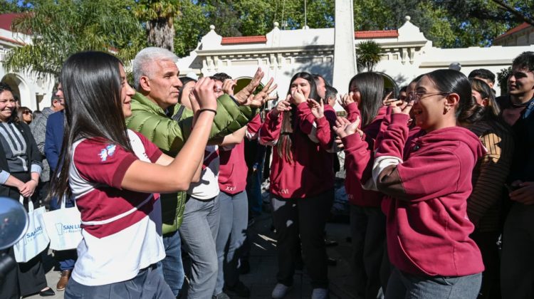 Poggi anunció la construcción de un polideportivo cubierto para la Escuela N°2 ‘Juan E. Pedernera’
