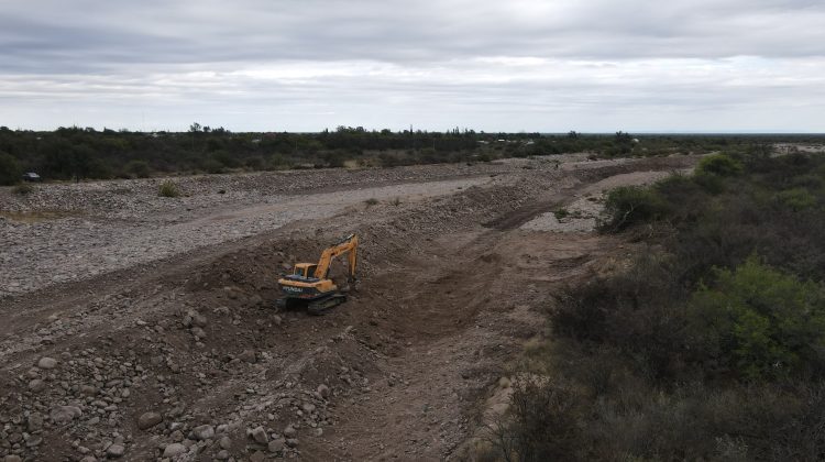 Intensifican las tareas de reencauzamiento sobre el río Luján