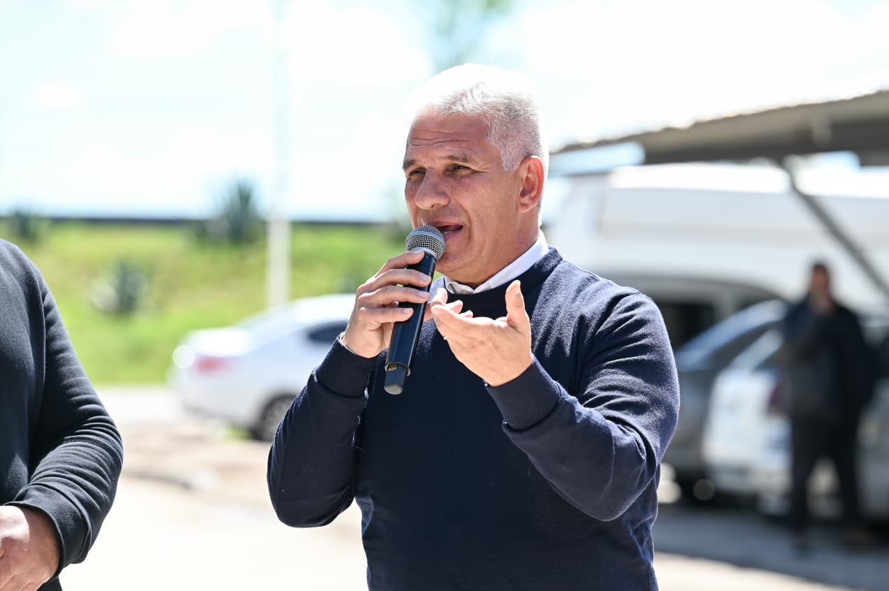 Poggi junto a vecinos