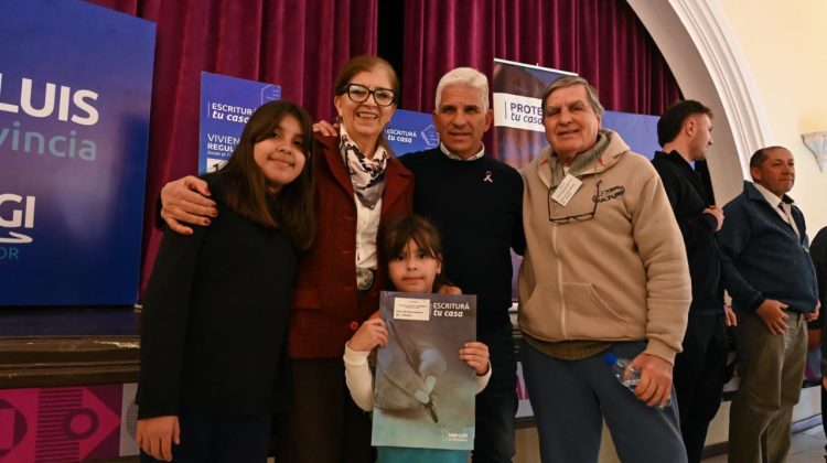 Con las escrituras de su casa, 78 vecinos tienen ahora más seguridad jurídica