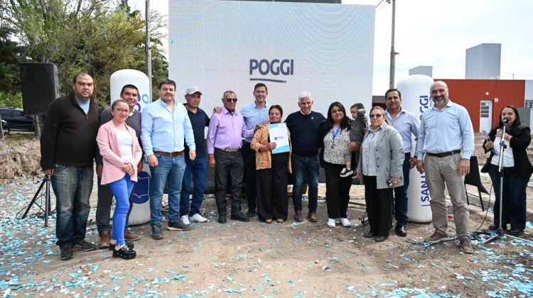 En San Martín, Poggi entregó las llaves de sus casas a seis familias