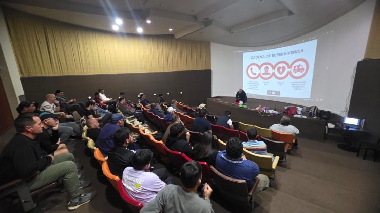 Aspirantes a obtener el carnet de conductor náutico tuvieron su clase teórica