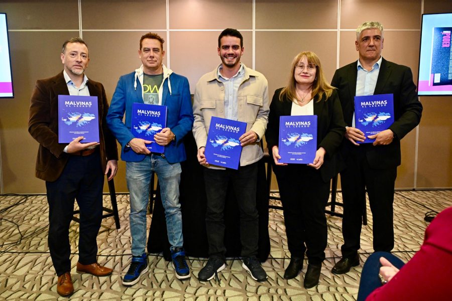 Conversatorio ‘Comunicar en 16:9’ Evento organizado por Conexión San Luis. Entrega a los expositores, Leandro Fagúndez, Gustavo Diaz, Mariano Ferreira, Mariela Quiroga Gil y Daniel Poder, recibieron el libro ‘Malvinas, El Legado’.