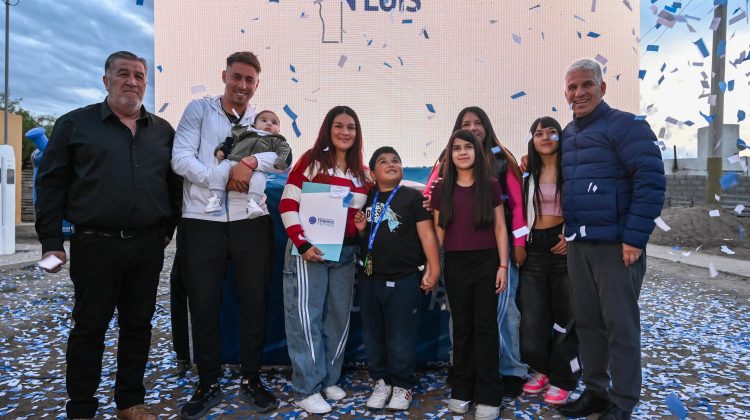 Poggi compartió la alegría de la casa propia con seis familias de La Calera