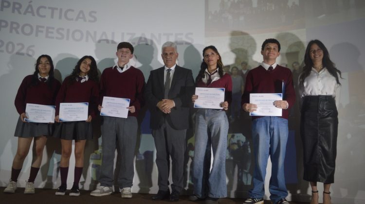 Estudiantes de El Volcán se emocionaron al recibir los certificados por sus prácticas