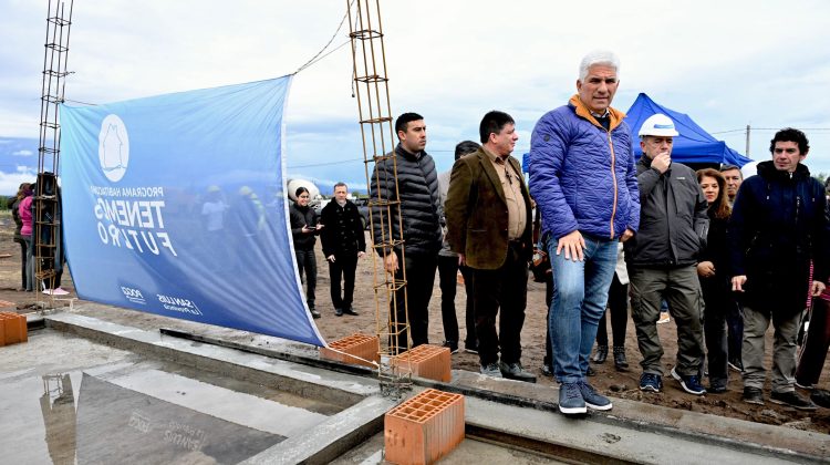 El Gobernador visitó el avance de obra de las nuevas 20 viviendas que el Estado construye en La Toma