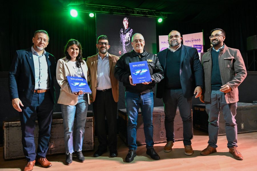 Oscar Alberto Gómez, veterano de la Guerra de Malvinas e integrante de los nuevos testimonios incorporados a la obra. Marina Lara, subsecretaria de Cultura del municipio de Villa Mercedes, recibió una copia para la Casa de la Cultura.