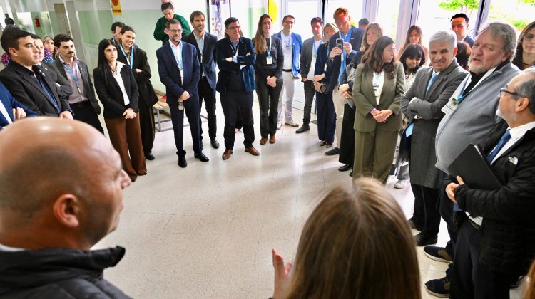 El Gobernador y expertos en educación visitaron dos escuelas de La Punta