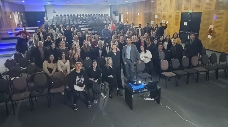 Capacitaron a 64 odontólogos y entregaron materiales para fortalecer la prevención 
