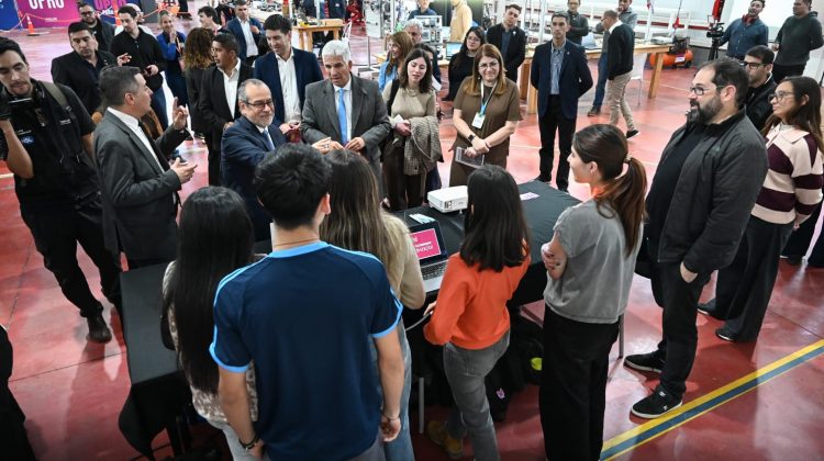 El Gobernador acompañó a referentes internacionales de la educación en un recorrido por la UPrO