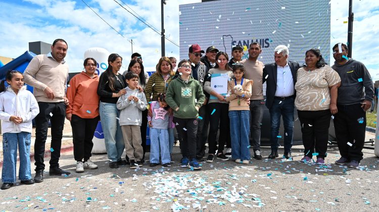 Casa nueva, vida nueva: 6 familias de Zanjitas recibieron sus casas