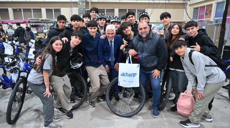 Más de 500 estudiantes de Villa Mercedes recibieron sus TuBi de manos del Gobernador
