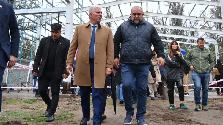 Poggi visitó el avance de obra del polideportivo que construye el Municipio en El Lago