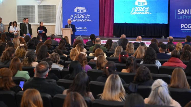Más de 220 docentes y directivos de Villa Mercedes reciben sus certificados de la Diplomatura en IA