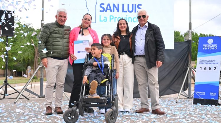 Nació un nuevo barrio en Navia: Poggi completó la entrega de viviendas a cuatro familias