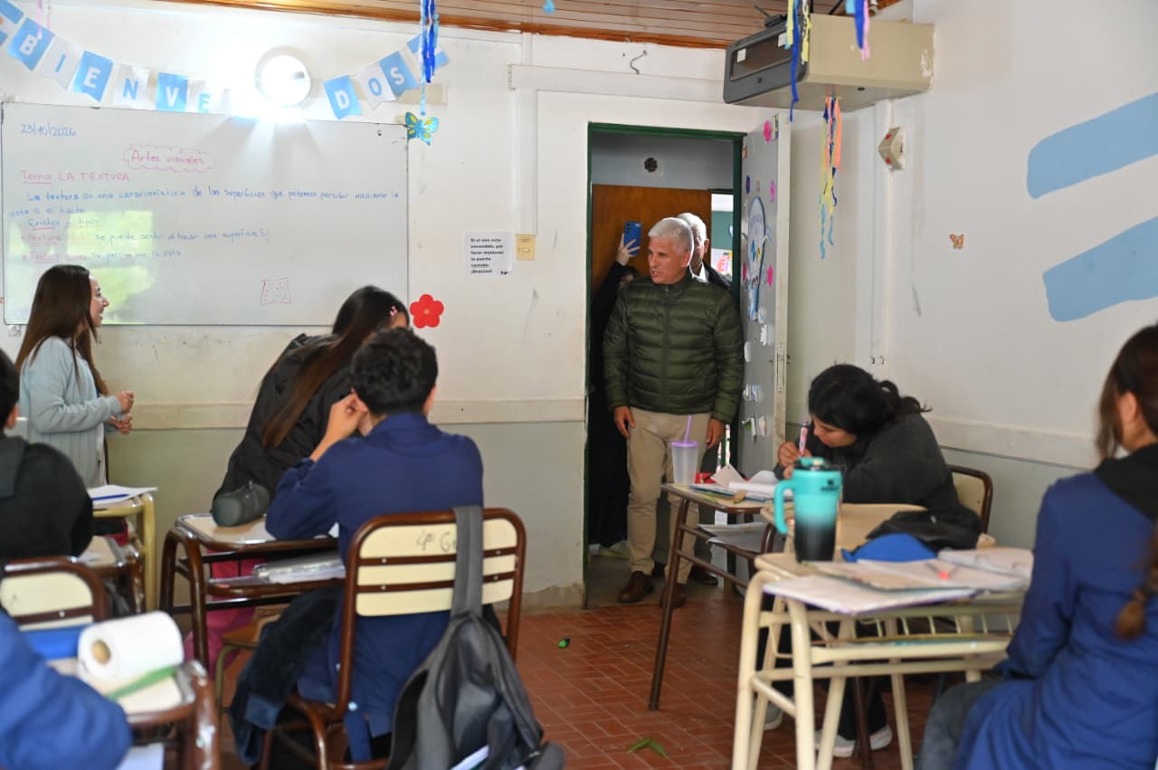 Gobernador con estudiantes