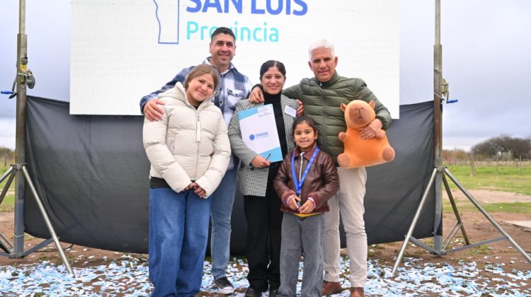 Poggi le cumplió el sueño de la casa propia a tres familias y anunció la construcción de seis más