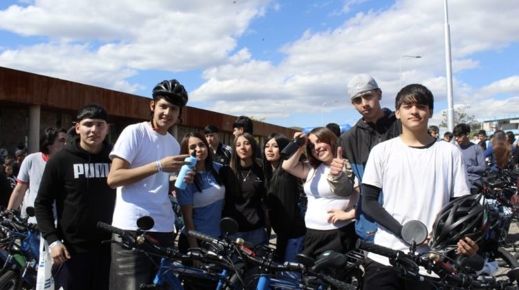 La alegría de los estudiantes y el orgullo de las familias en la entrega de TuBi en San Luis 
