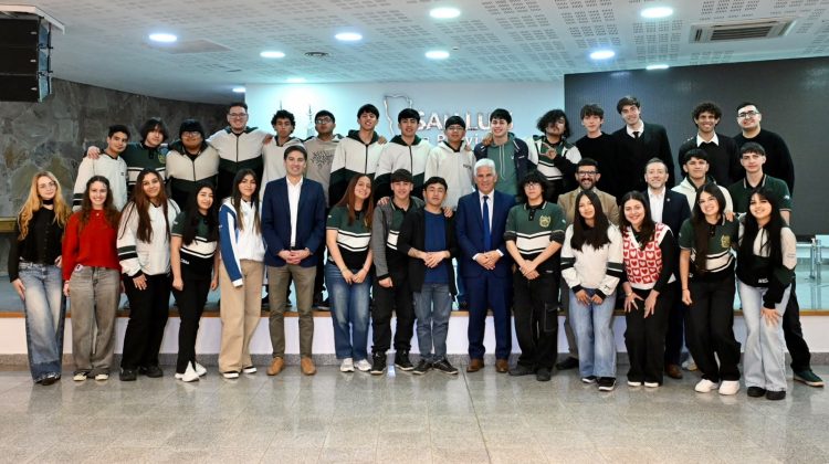 Poggi compartió un almuerzo con estudiantes que realizaron pasantías en Comunicación