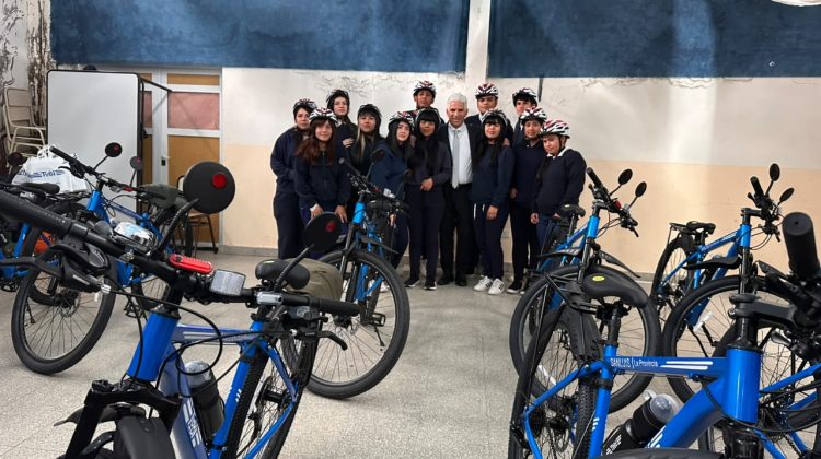 El Gobernador entregó bicicletas a alumnos de la escuela generativa de Donovan