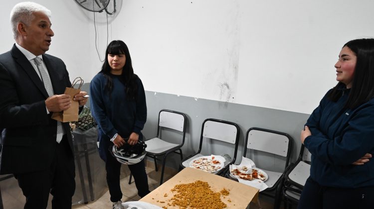 Estudiantes de Donovan le presentaron su proyecto de té de espinillo al Gobernador
