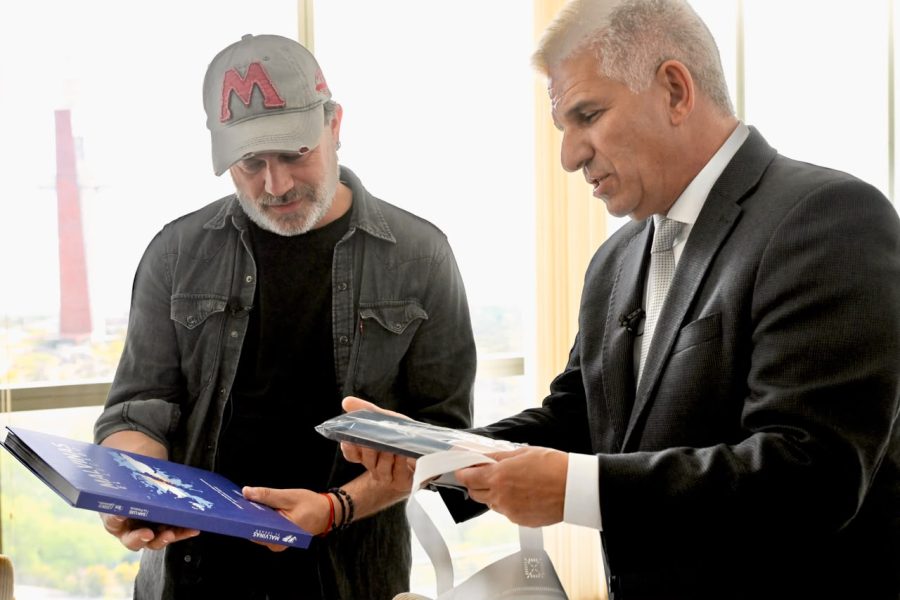 Gastón Pauls, quien está al frente de la fundación La Casa de la Cultura de la Calle, recibió un ejemplar del libro ‘Malvinas, El Legado’.