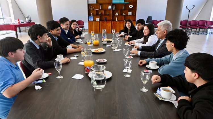 Poggi recibió a chicos del primer centro de estudiantes de la Escuela Técnica Nº19 de Villa Mercedes